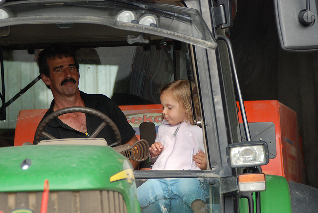 Traktor fahren mit den Kleinen